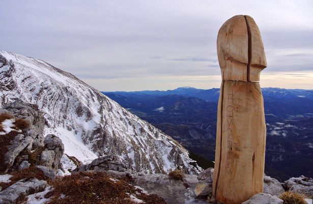 Pene Gigante De Madera Sera Heredado Por Una Orden Religiosa De Monjes