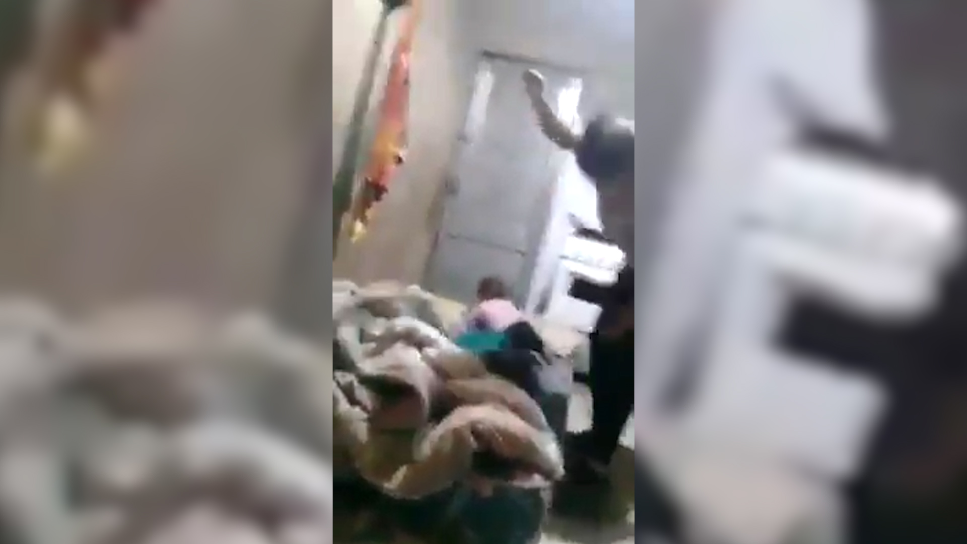 Los padres golpean a su hija por salir con un hombre negro