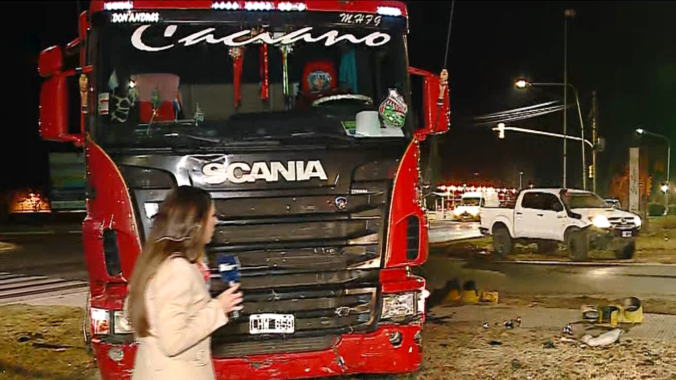 Un Camión Y Un Auto Chocaron En La Costanera Canal 9 Televida Mendoza