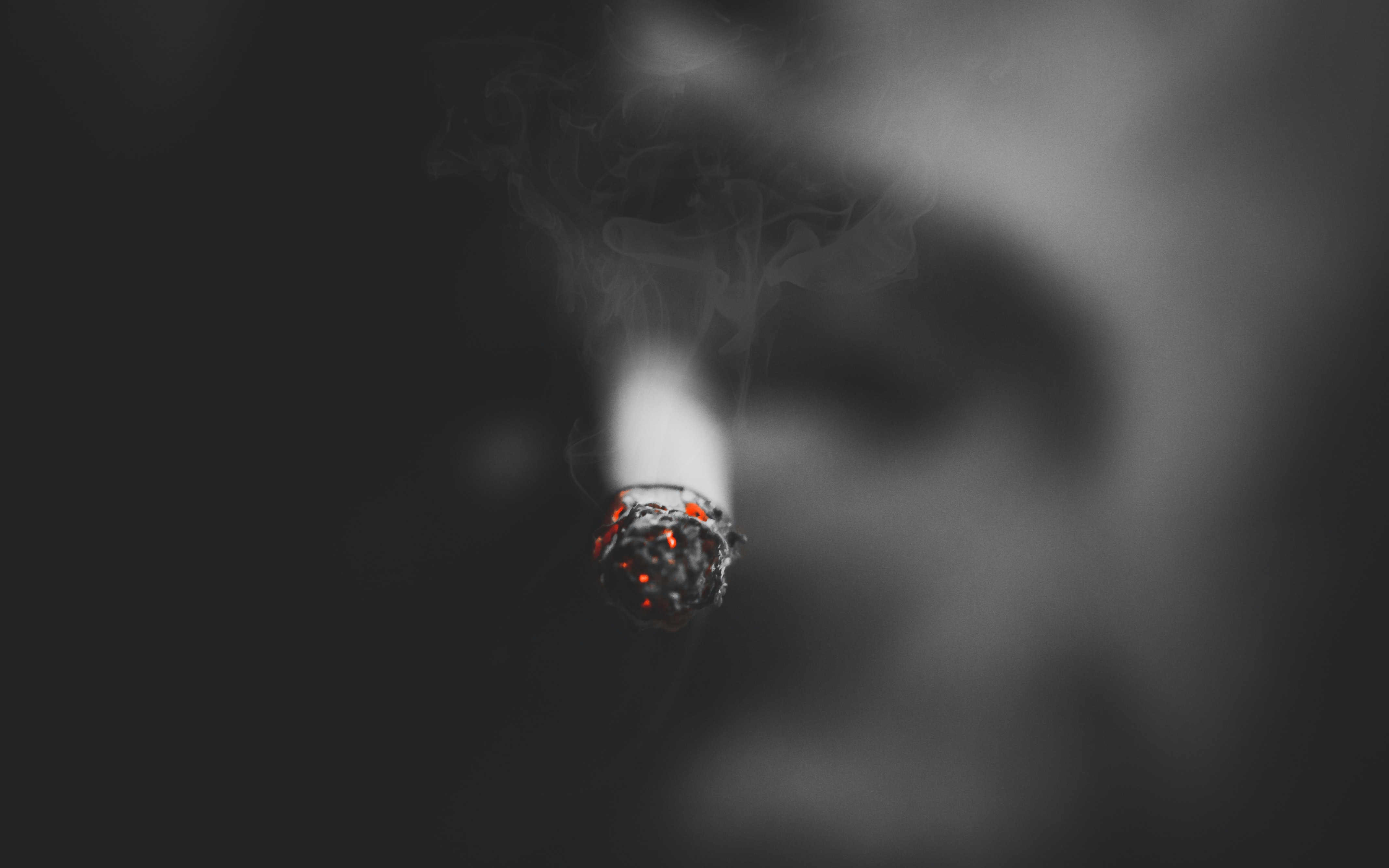 Сигарета мелькнула во тьме. Рука из дыма. Тьма дым. Дым сигареты во тьме. Сигарета дымится во тьме.