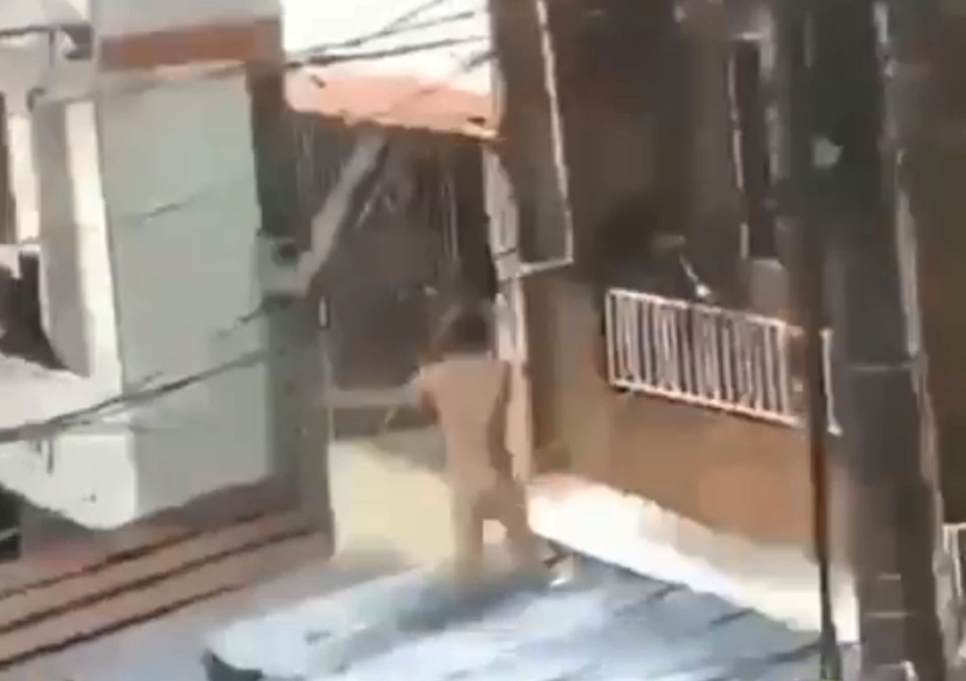 Video: Un hombre desnudo saltó de un tercer piso para escapar del marido de  la amante - Canal 9 Televida Mendoza
