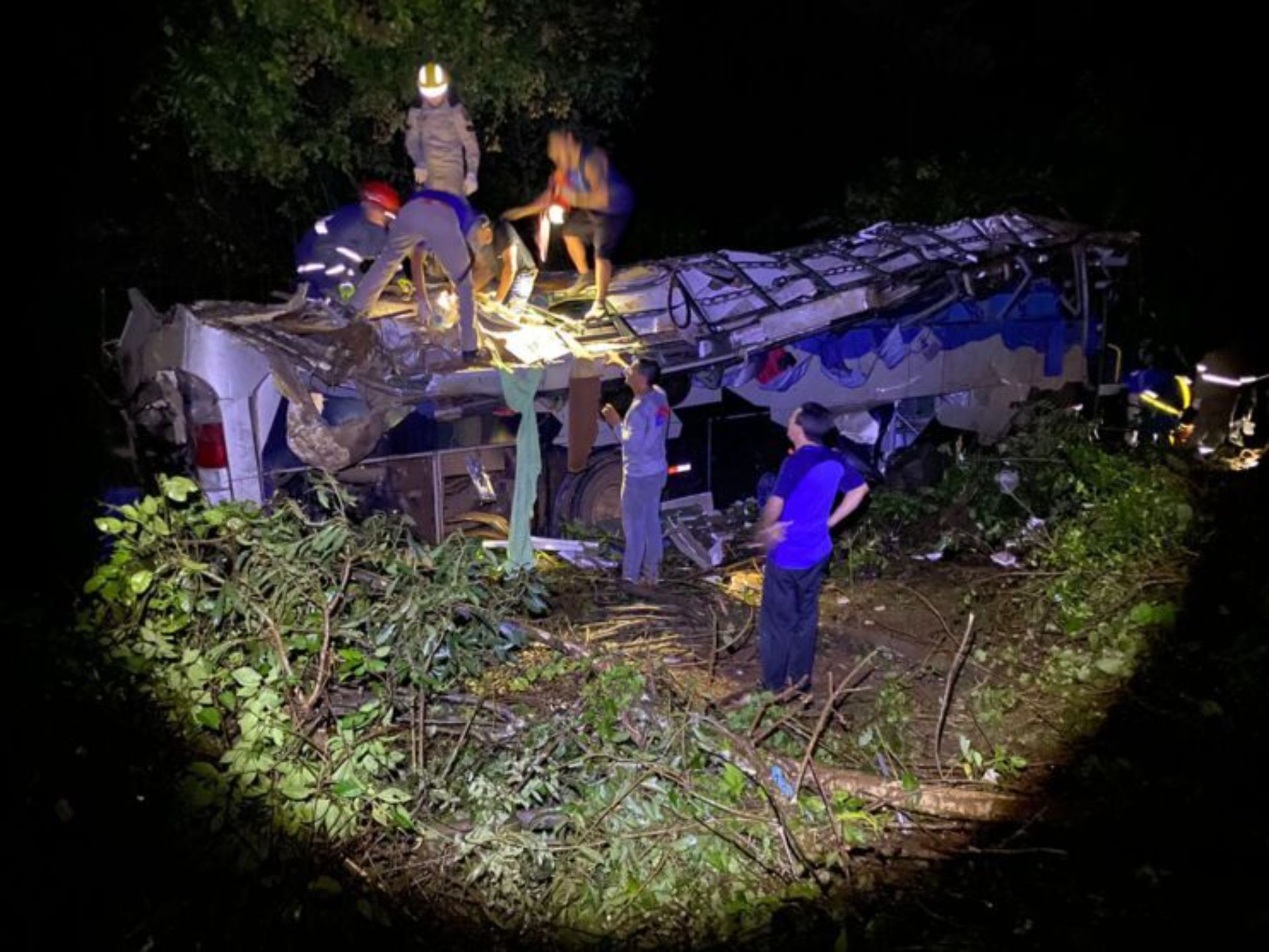 Tragedia En Brasil: Descarriló Un Micro, Cayó A Un Precipicio Y Hay Al ...