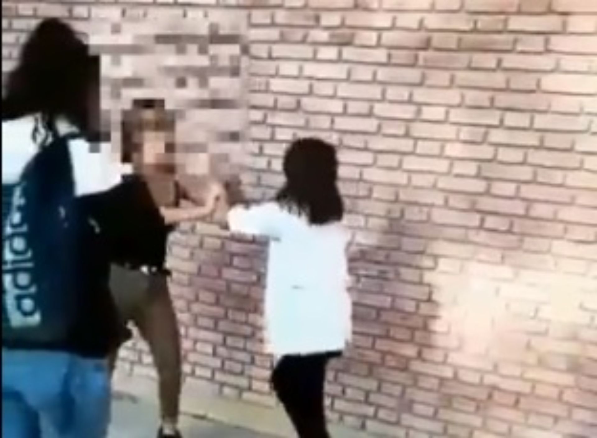 Video: otra vez alumnas de secundaria peleando y el resto mirando sin hacer  nada - Canal 9 Televida Mendoza