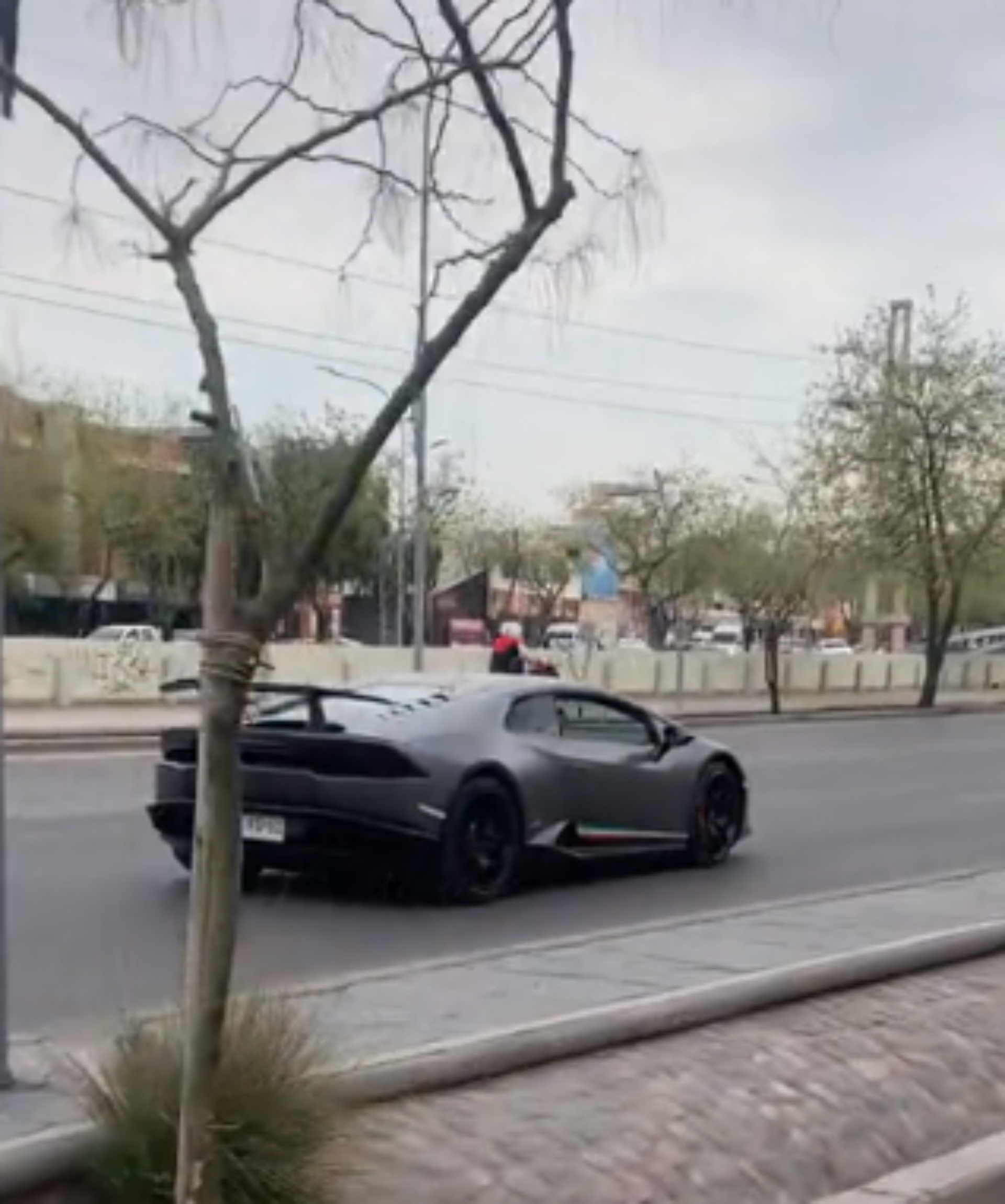 Mendoza: Una Lamborghini recorrió la Costanera y se robó la mirada de todos  - Canal 9 Televida Mendoza