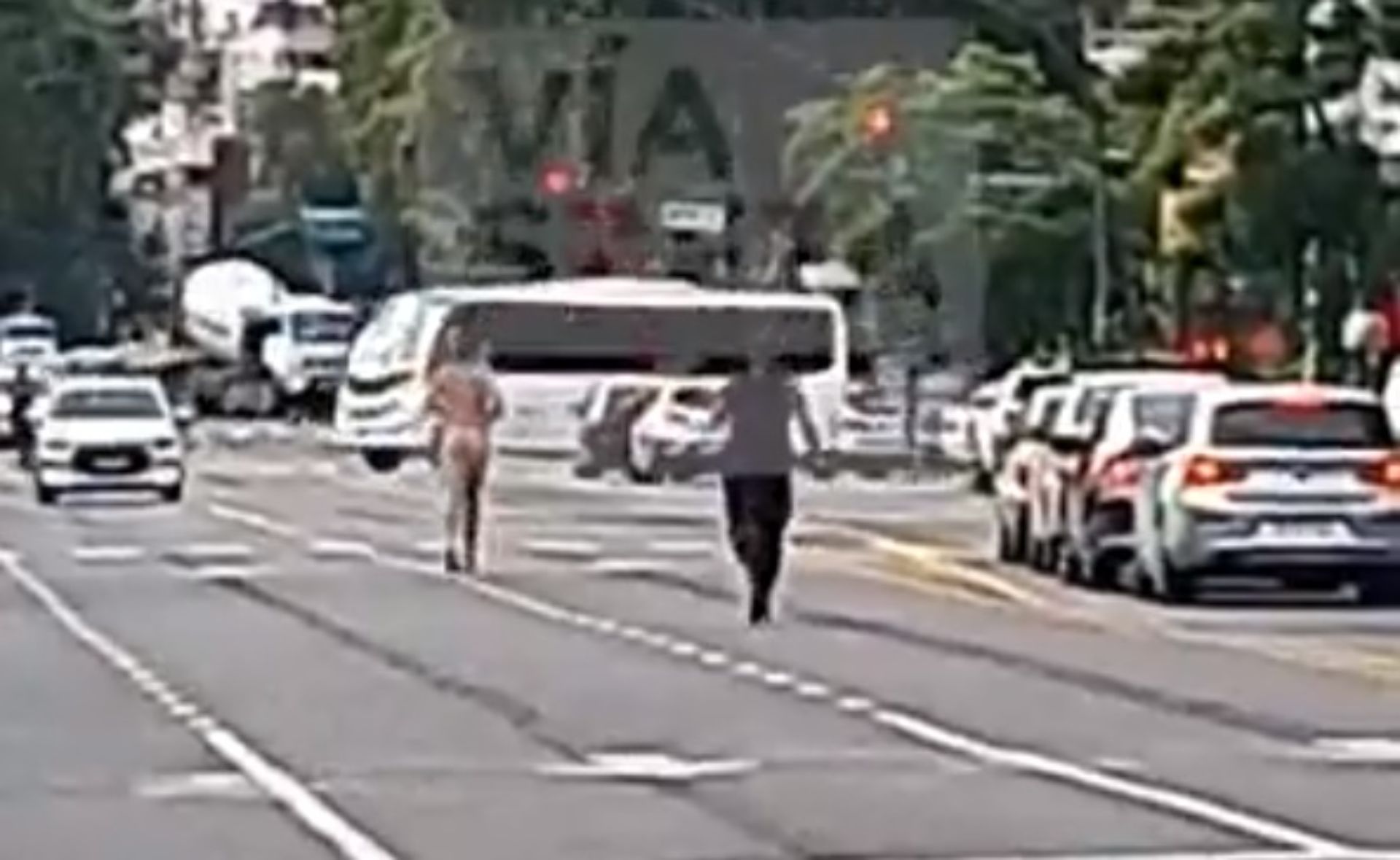 Video: un hombre desnudo corriendo por una de las calles más transitadas  del país - Canal 9 Televida Mendoza