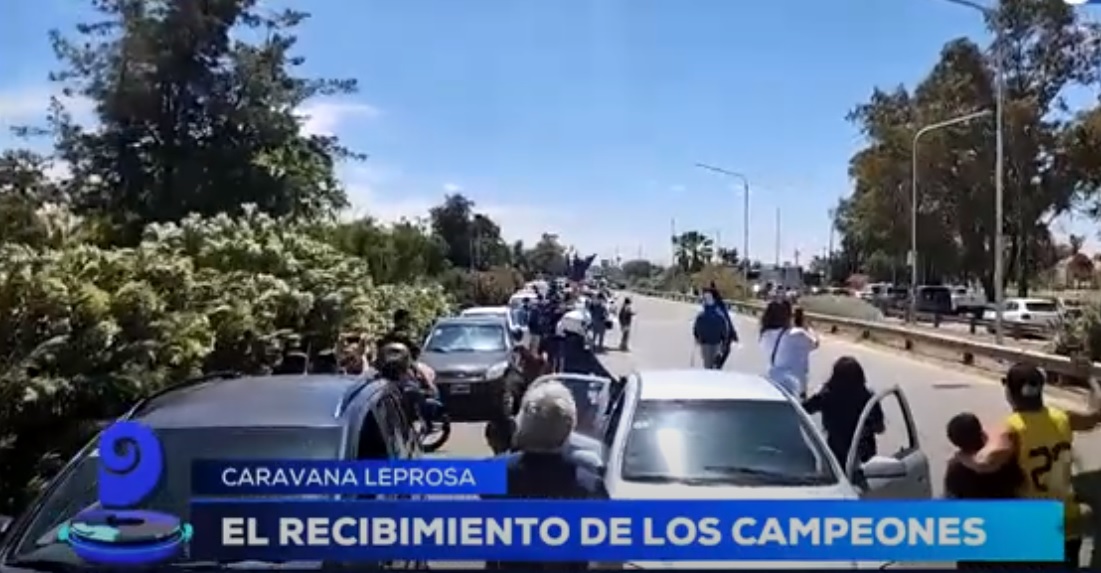 Video as fue la caravana que recibi a los jugadores de la Lepra